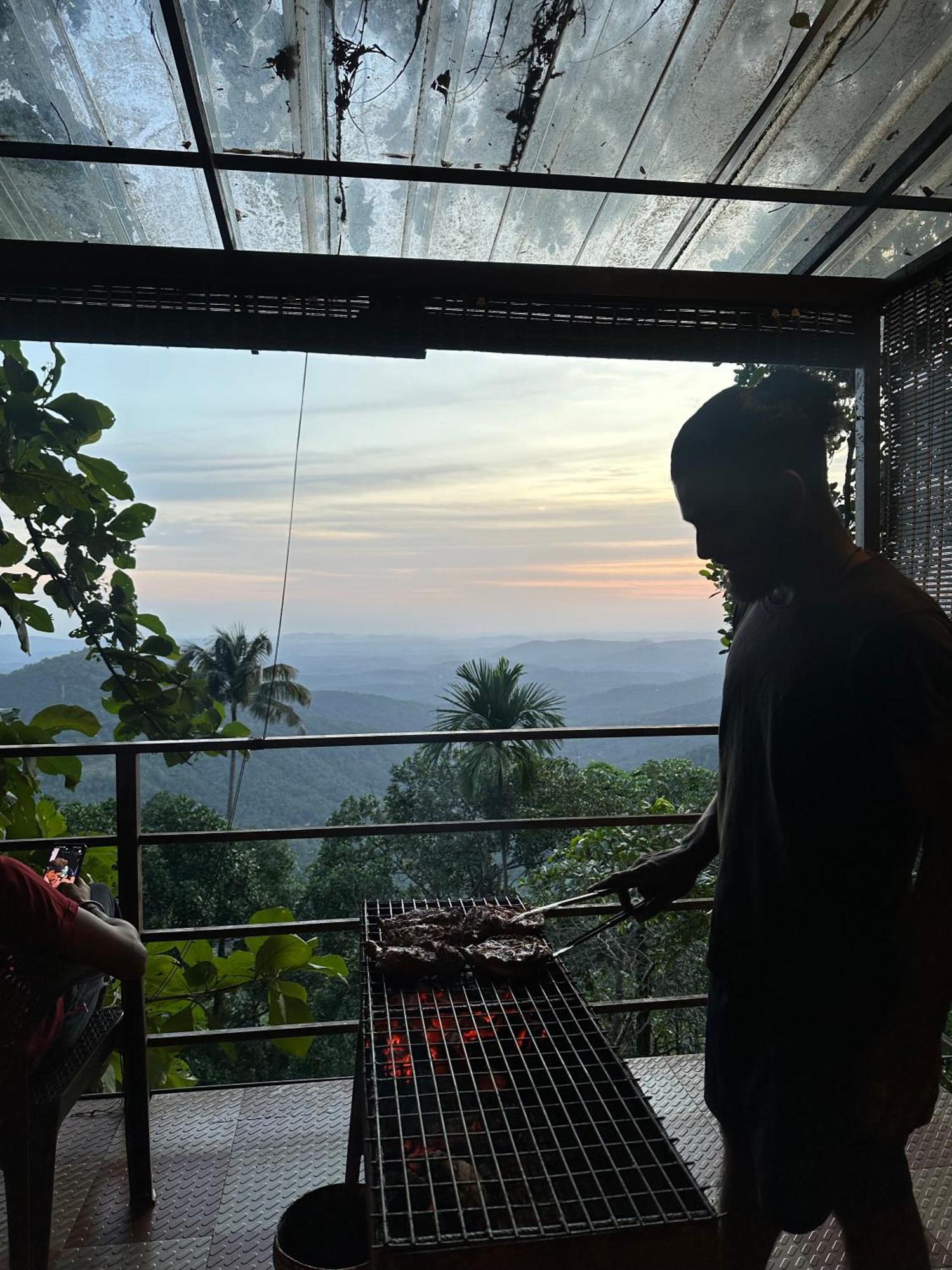 Sunset Valley Kerala Pool Resort - Serene Natural Forest Cottage Stay In Idukki With Sunrise & Sunset Panoramas, Natural Streams & Tranquil Summer Evenings Pīrmed المظهر الخارجي الصورة
